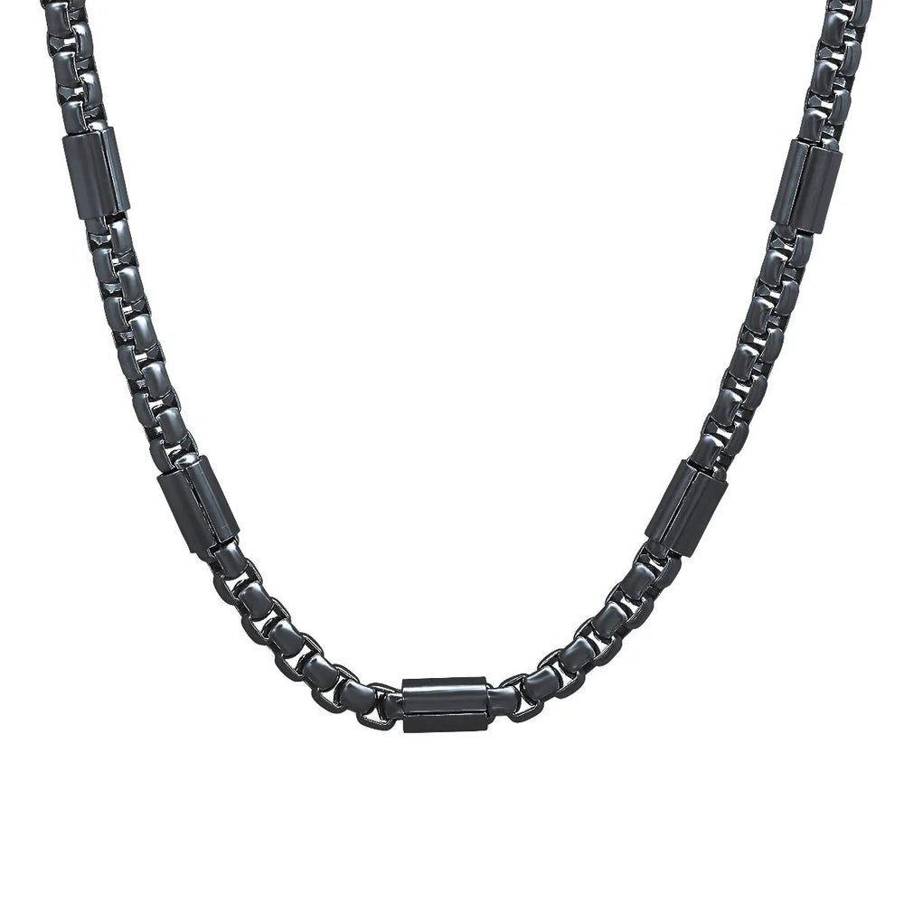 Collier pour homme en acier noir à maillons carrés. Bijou motard robuste à maillons de boîte.