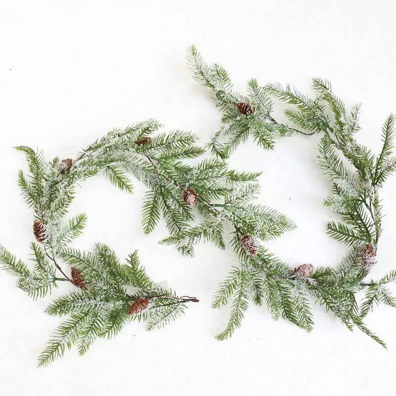 Décoration créative de branches de pin et de fruits rouges