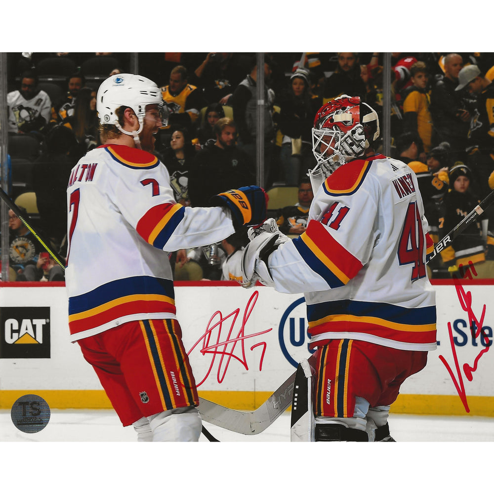 Photo 20x25 cm Autographiée Dougie Hamilton et Vitek Vanecek - Maillot Reverse Retro 2.0 des Devils du New Jersey