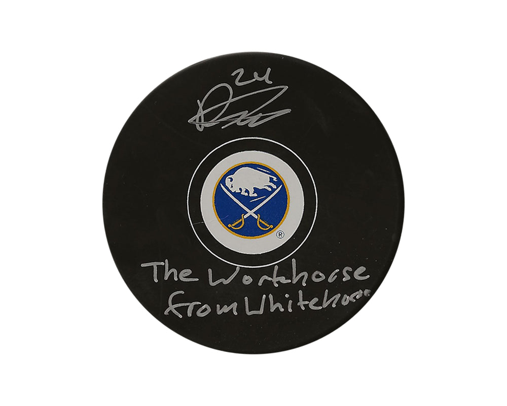 Palet de hockey autographié par Dylan Cozens des Sabres de Buffalo, portant l'inscription "The Workhorse from Whitehorse"