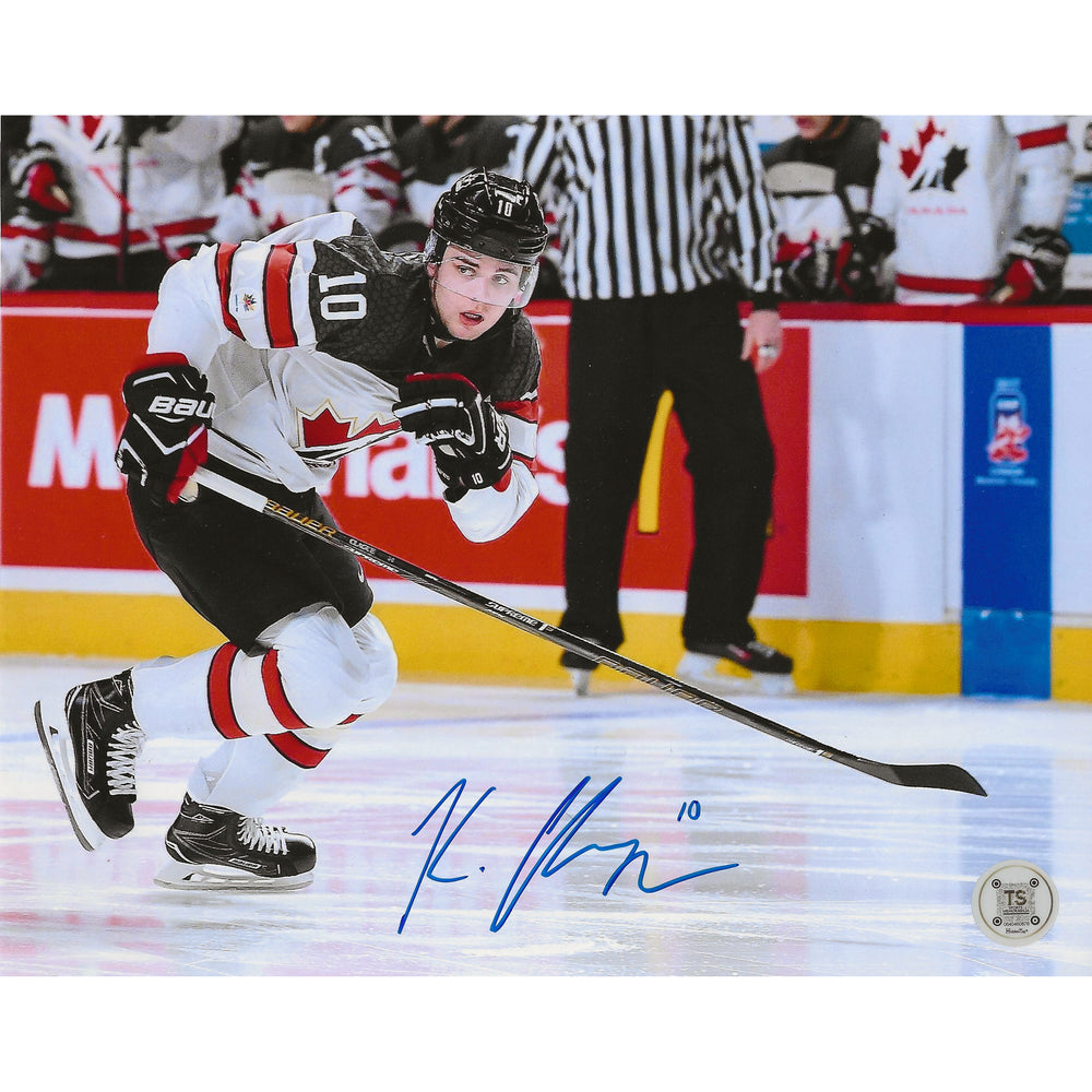 Photo dédicacée 8x10 de Kale Clague en train de patiner pour Équipe Canada lors des Championnats du Monde Junior