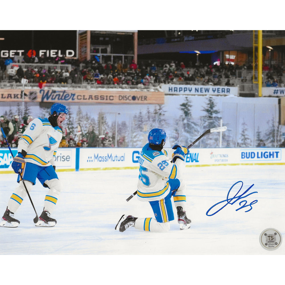 Photo 8x10 de la célébration de but de Jordan Kyrou, dédicacée, des Blues de St. Louis lors de la Classique hivernale 2022