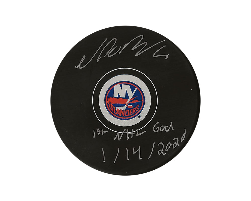 Palet de hockey autographié de Noah Dobson, modèle autographe des Islanders de New York, avec l'inscription « 1er but en LNH 14/01/2020 »