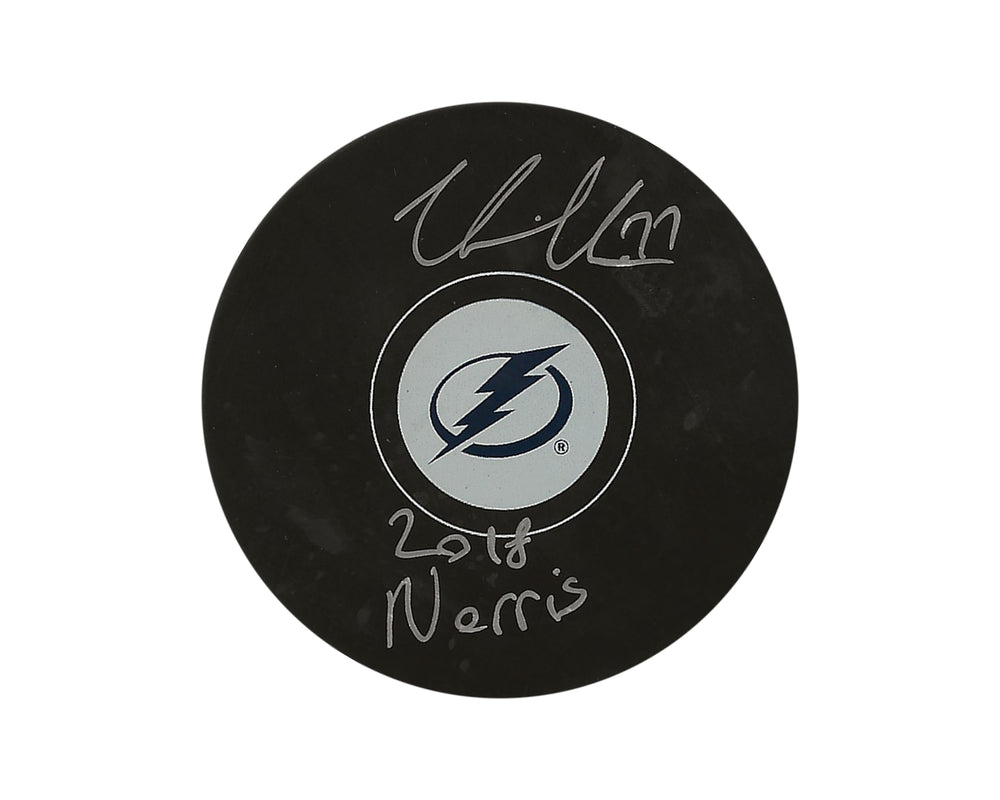 Palet officiel des Lightning de Tampa Bay autographié par Victor Hedman, avec l'inscription « 2018 Norris »