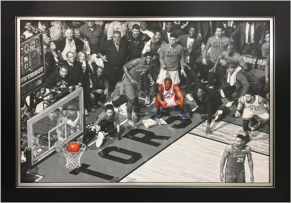 TOILE ENCADRÉE KAWHI LEONARD SPOTLIGHT – BUZZER BEATER DES TORONTO RAPTORS – IMPRESSION DES DEMI-FINALES DE L'ASSOCIATION DE L'EST DE LA NBA – DÉCORATION MURALE POUR FAN DE BASKETBALL – OBJET DE COLLECTION – 33,5 X 23,5 POUCES