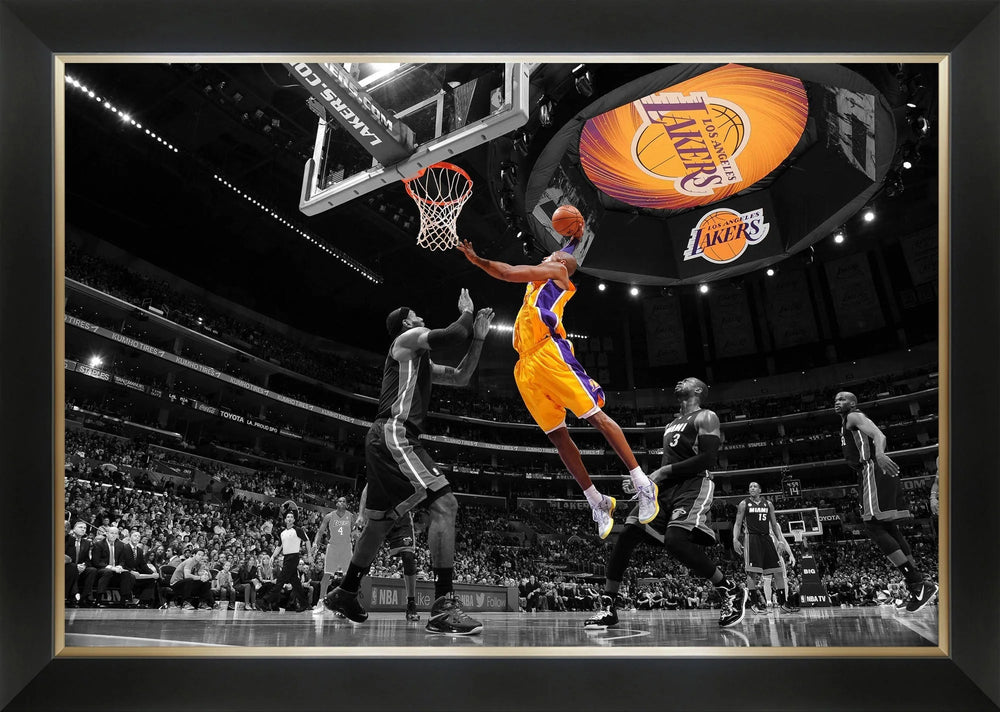 TOILE ENCADRÉE KOBE BRYANT PASSE PAR-DESSUS LEBRON JAMES – DUNK ICONIQUE LAKERS VS HEAT – DÉCORATION MURALE DE LA LÉGENDE DU BASKETBALL DE LA – HOMMAGE AU NBA (33,5" X 23,5")