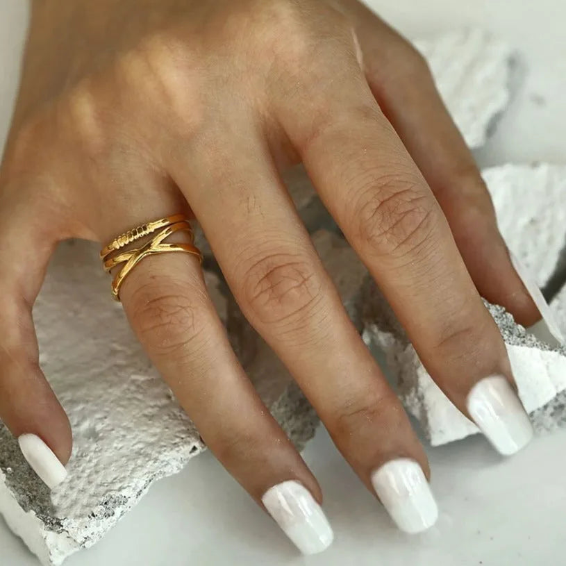 MIRANDA : Bague empilable en or à triple anneau croisé