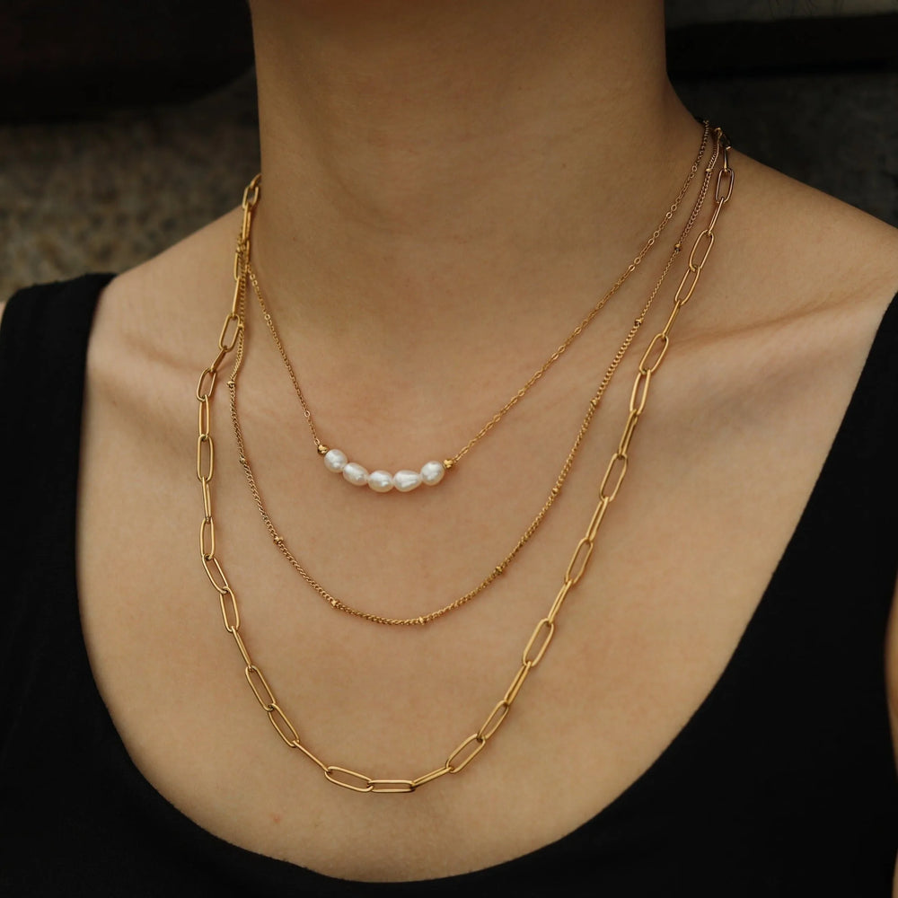Collier MARLI à 3 rangs et chaînes multiples en or avec perles naturelles