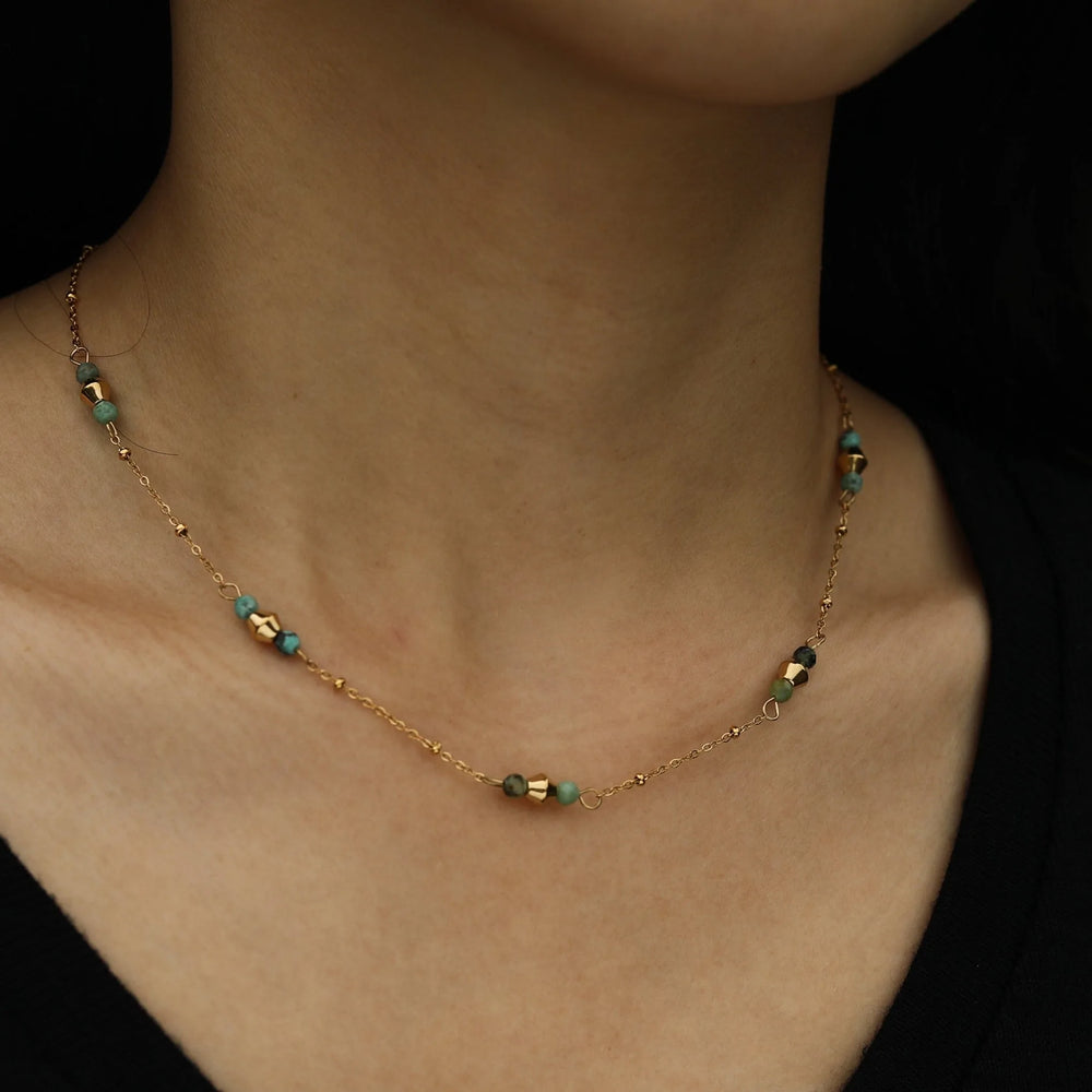 IMANI : Collier délicat à chaîne dorée avec perles mélangées et pierres naturelles