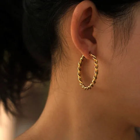 Boucles d'oreilles anneau SUKI torsadé en or