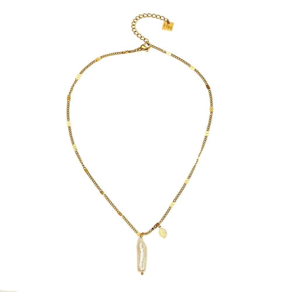 ANNECY : Collier chic inspiré de la nature rehaussé d'une perle baroque et d'un charm feuille