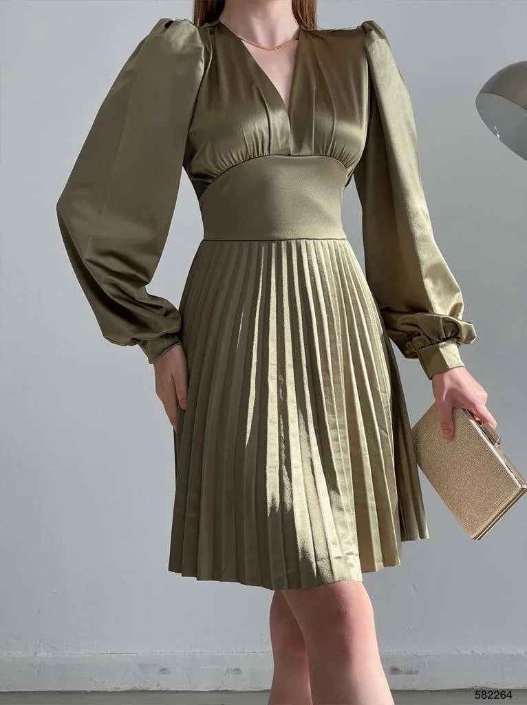 Robe mi-longue à encolure en V, manches longues et jupe plissée en satin - Vert olive