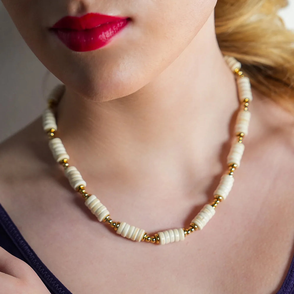 LULAMA : Collier chaîne bohème moderne avec pierres turquoise blanches et perles dorées