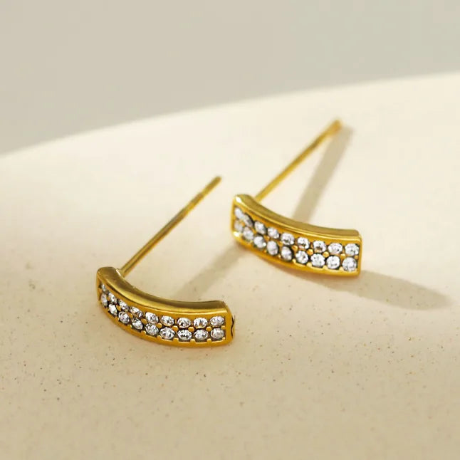 ASTRID : Clous d'oreilles minimalistes en forme de barre courbée avec zirconias pavés, dorés