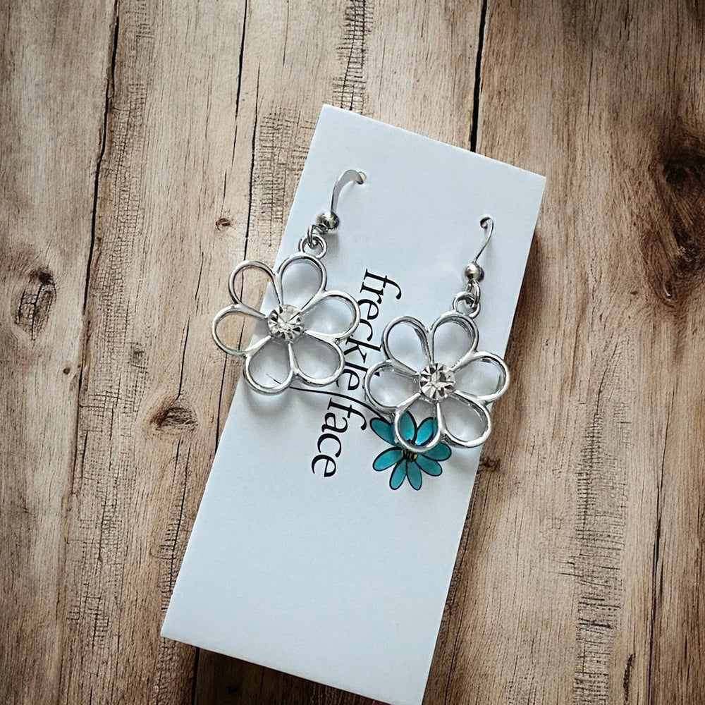 Boucles d'oreilles Fleur "Cutie Patootie" – Pendantes florales argentées avec centre en strass