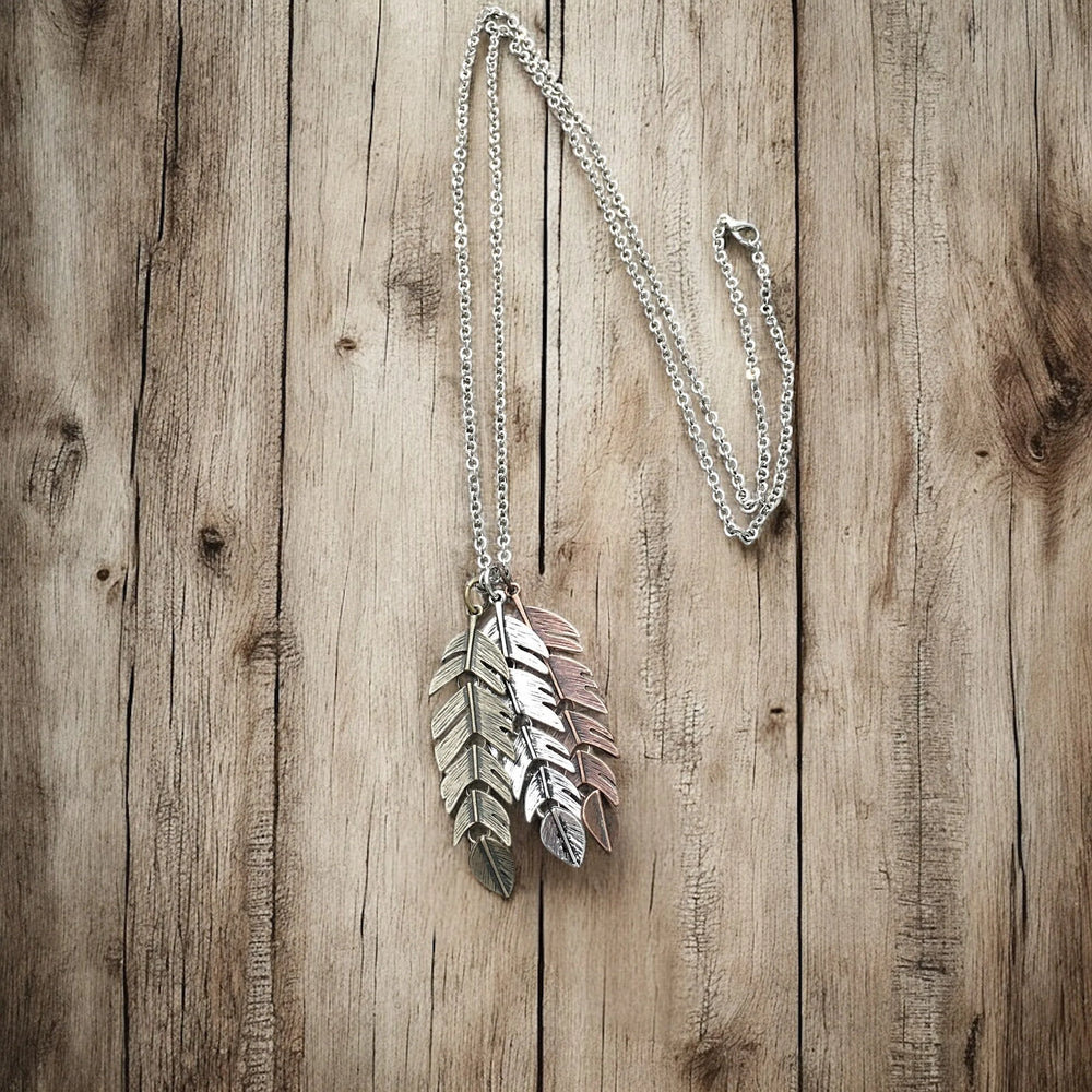 Collier pendentif triple plume