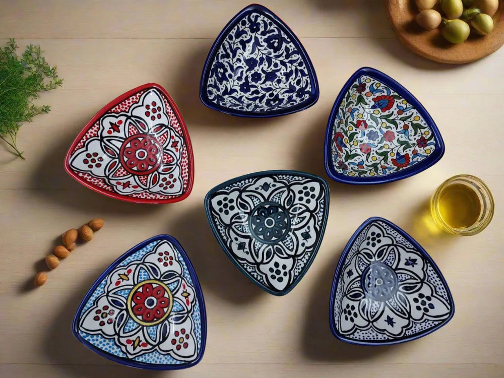 Assiette à hors-d'œuvre triangulaire en céramique faite à la main – Plat de service 7 po | Motifs marocains et floraux