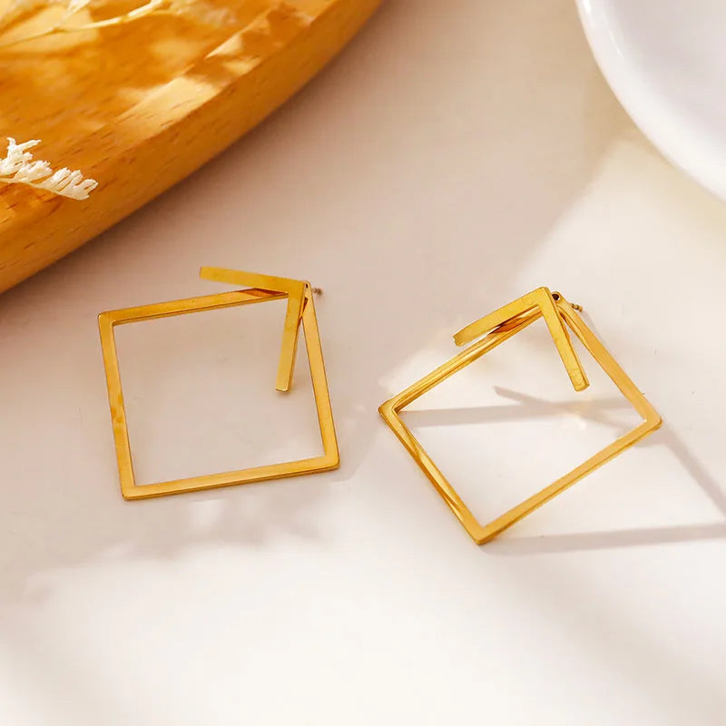 Ensemble de boucles d'oreilles COSTINA : anneaux géométriques et clous combinés