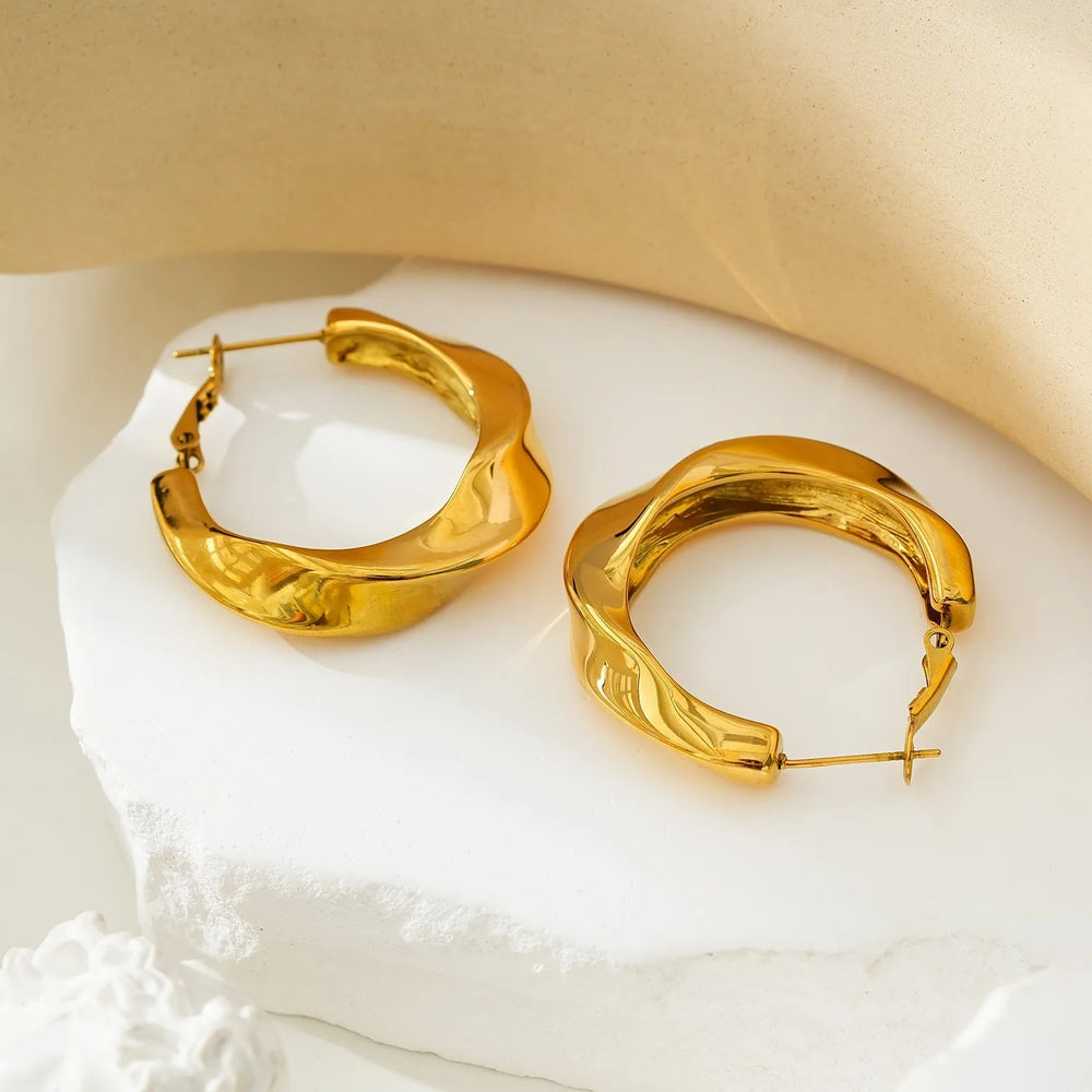 Style MARFA Or : Boucles d'oreilles anneaux abstraites sculptées