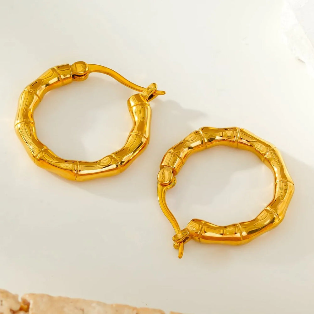 METIOS : Boucles d'oreilles créoles texturées bambou en or