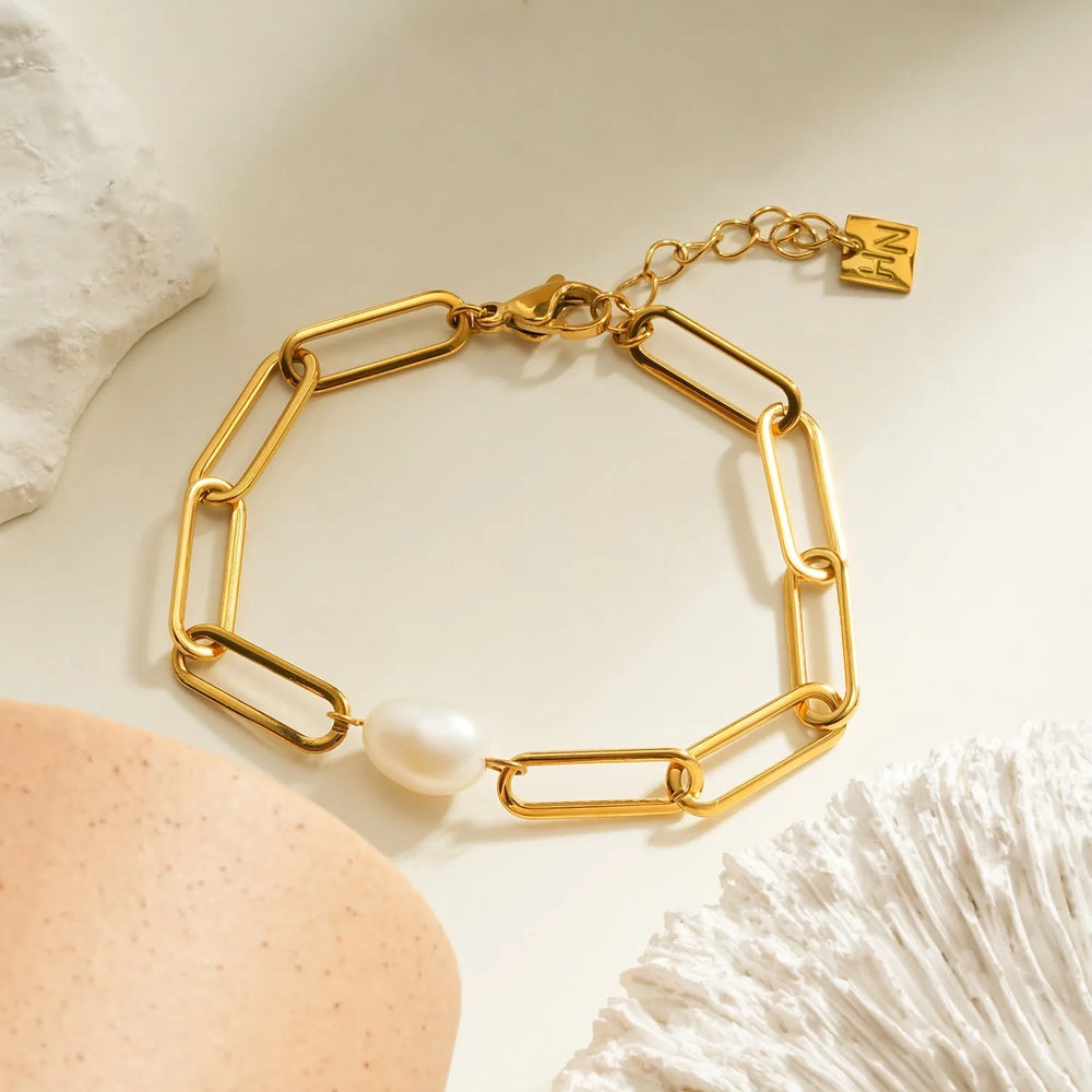 Bracelet TIMEA : Bracelet à maillons trombone en or avec une perle d'eau douce unique