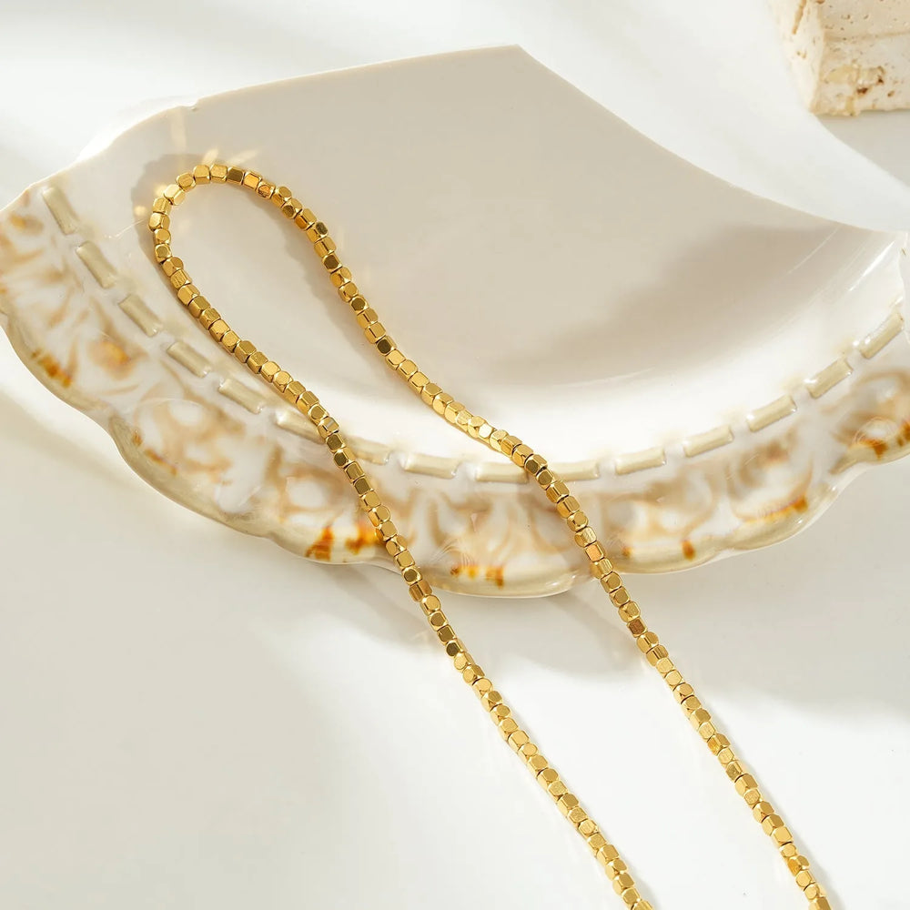 RATA Or : Collier délicat à chaîne perlée carrée