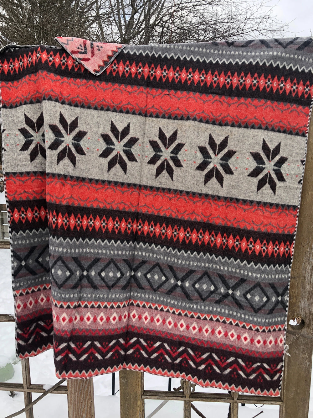 Couverture en Laine Design Autochtone Rouge/Gris 50" x 68"