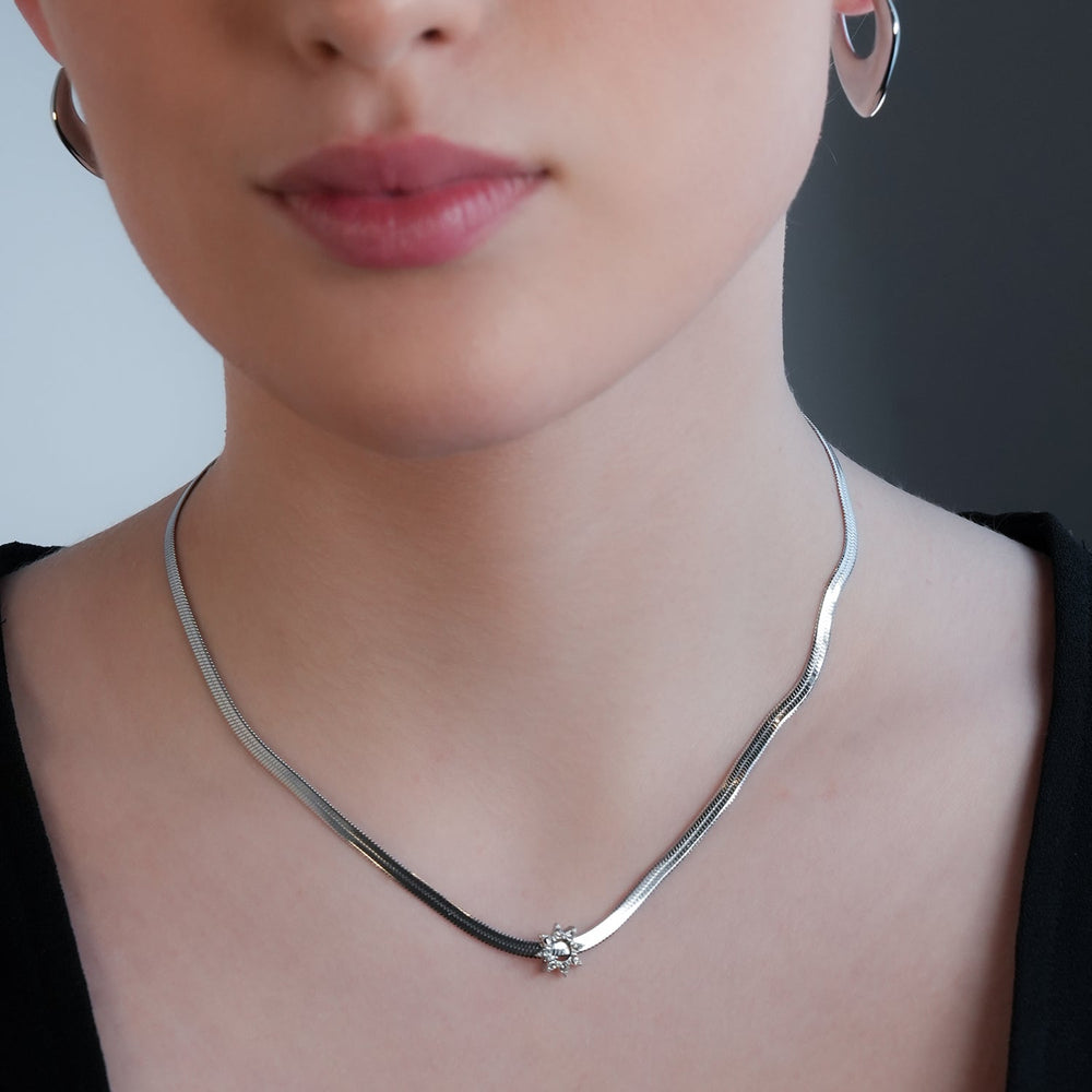 AGULHAS Or Blanc (Ton Argenté) : Élégance Céleste - Collier Chaîne Peau de Serpent avec Breloque Étoile Incrustée de Zircon