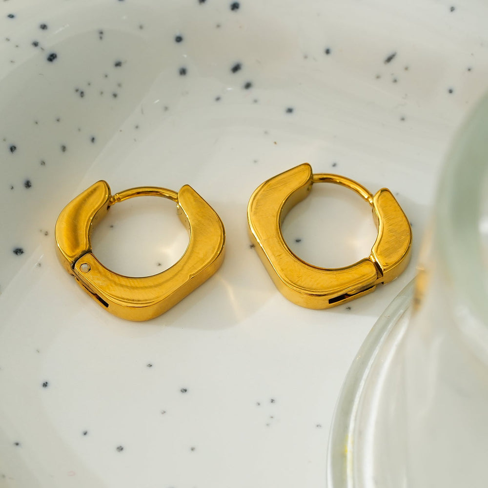 AIRA Or : Chic Industriel - Mini Boucles d'Oreilles Carrées Arrondies