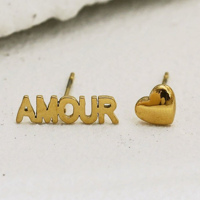 Ensemble de 2 clous d'oreilles "AMOUR & HEART" – Déclaration romantique en or.