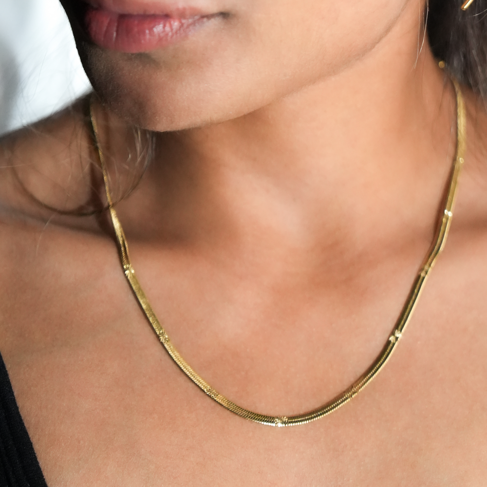 BAMBURG Or : Collier à chaîne avec motif de serpent gaufré en étoile