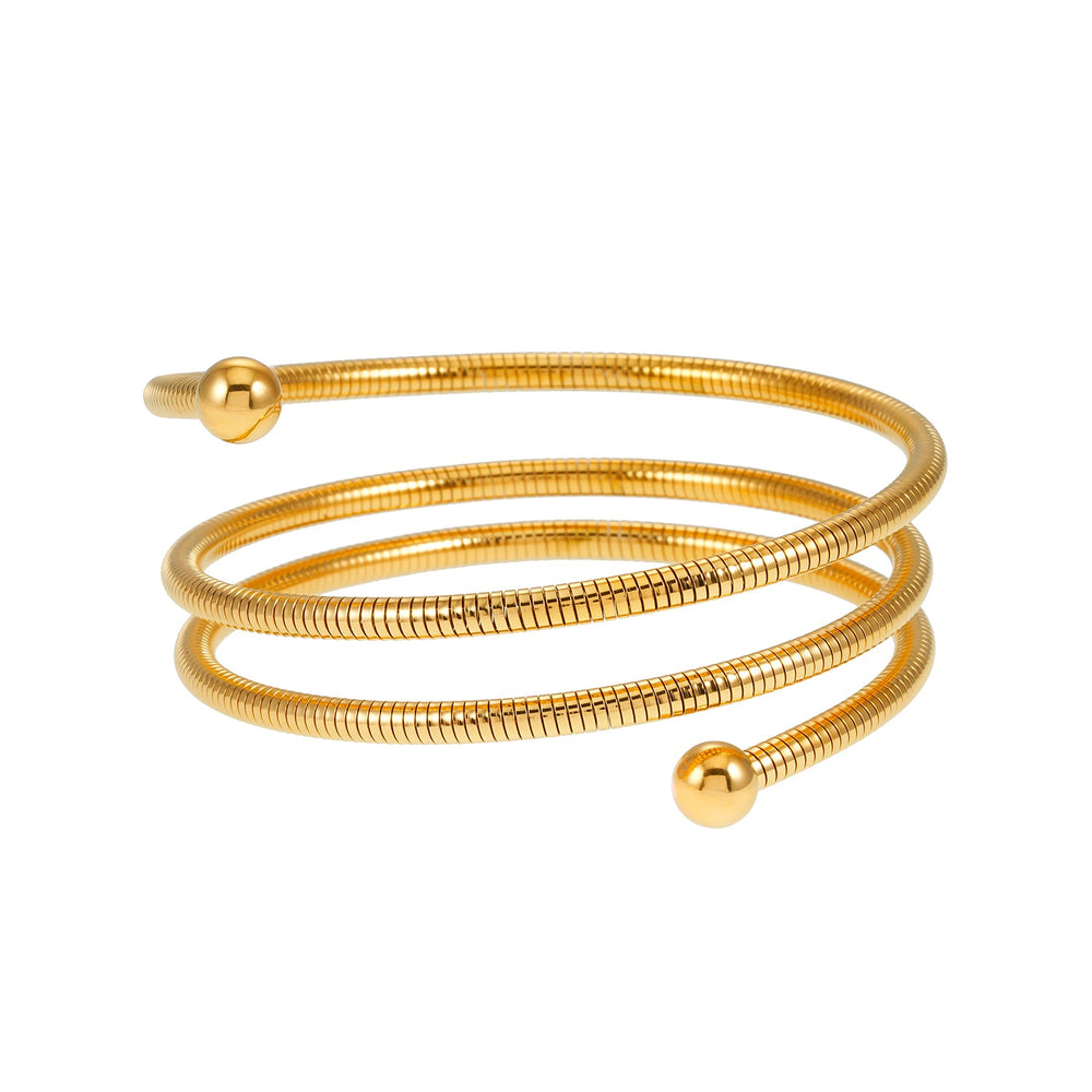 BASHEE : Bracelet triple empilement en or avec lignes de surface et accents de perles rondes.