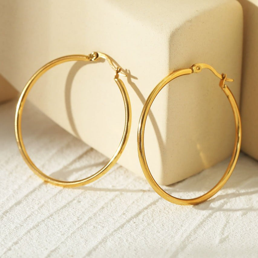 Style BIANCA Or: Boucles d'oreilles essentielles classiques rondes dorées. Disponibles en 7 tailles - 1 cm à 6 cm