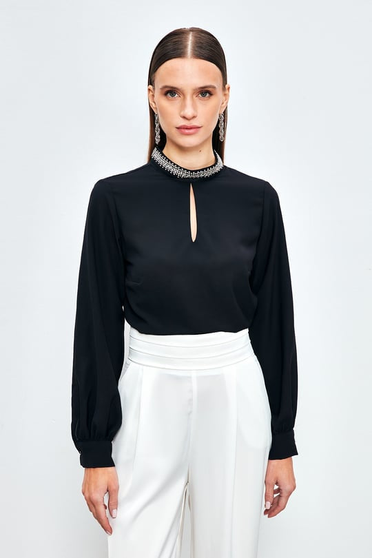 Blouse à manches longues, col montant orné de perles et découpe clé - Noir