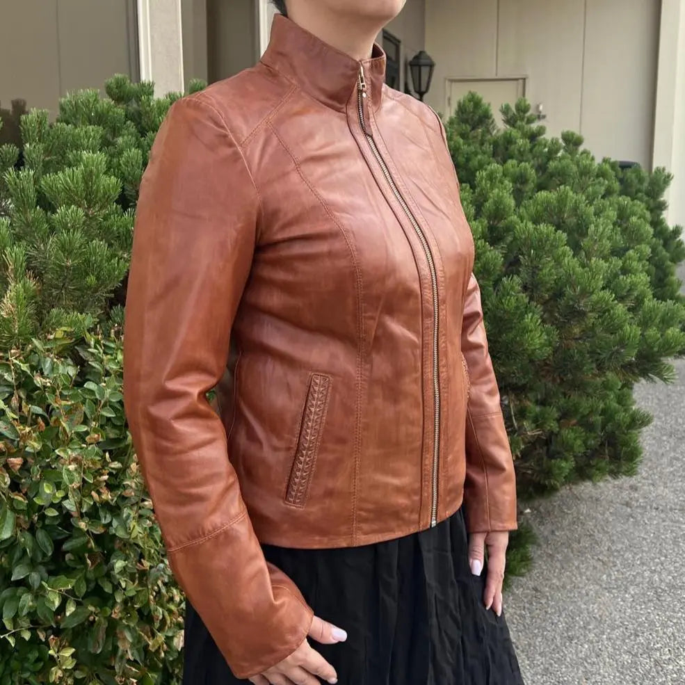 Veste classique en cuir d'agneau zippée pour femme avec poches tissées
