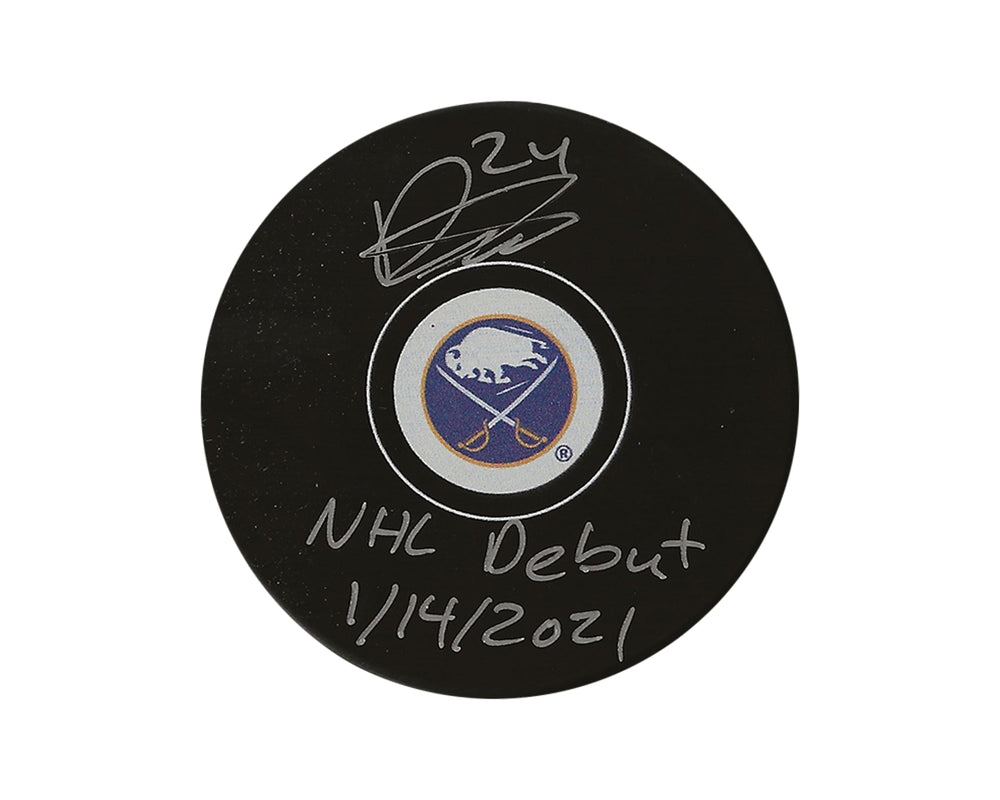 Palet de hockey Buffalo Sabres autographié par Dylan Cozens, modèle autographié, avec l'inscription "NHL Debut 1/14/2021"