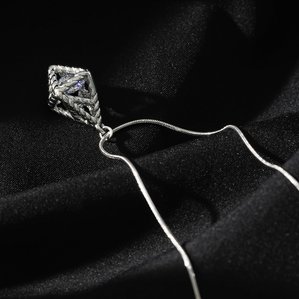 Style KARJAT : Collier à chaîne argenté (or blanc) avec pendentif géométrique en zircone en cage