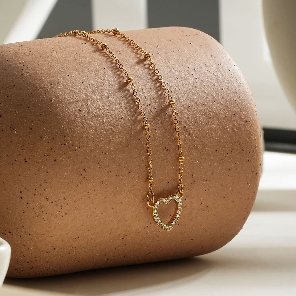 Style CHERISH Gold : Chaîne perlée avec un élégant pendentif cœur pavé