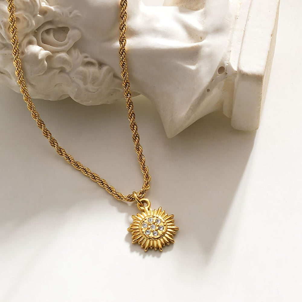 ISA Or: Collier à maille corde avec pendentif soleil rayonnant pavé de zircone