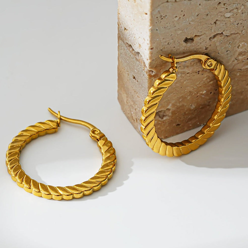 Style ORTANA : Boucles d'oreilles créoles à motif sculpté
