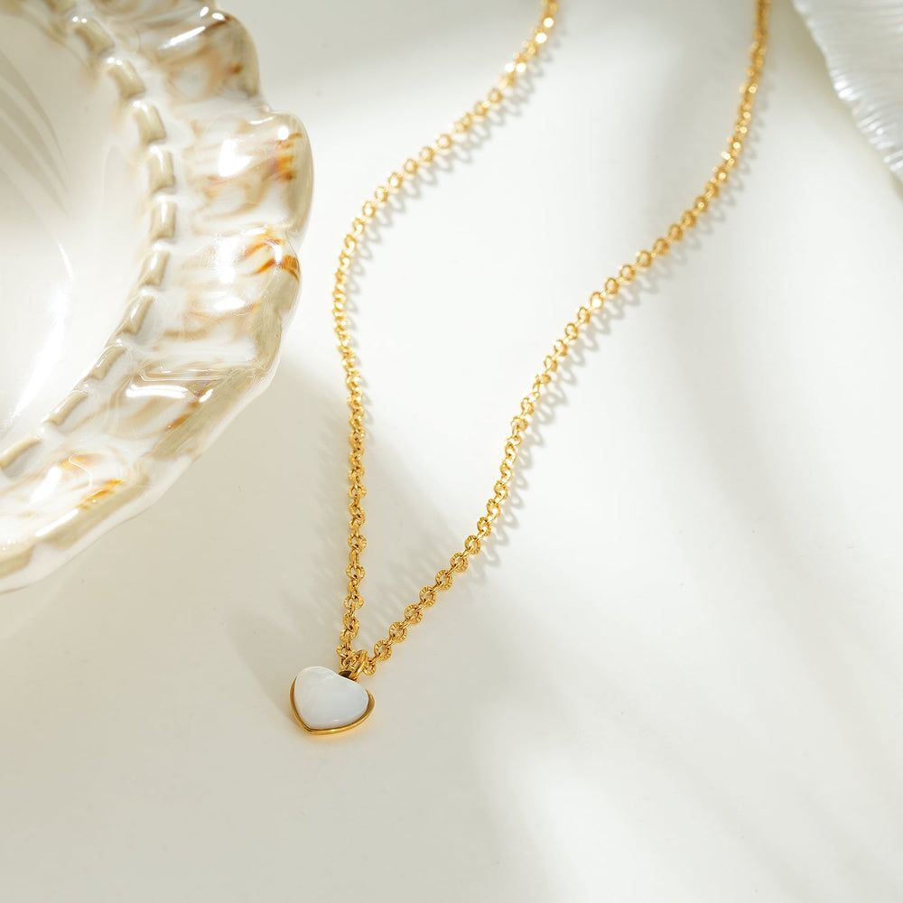 KOKAM Or : Collier à chaîne délicate avec pendentif cœur miniature en nacre — Un peu d'amour à garder près de soi
