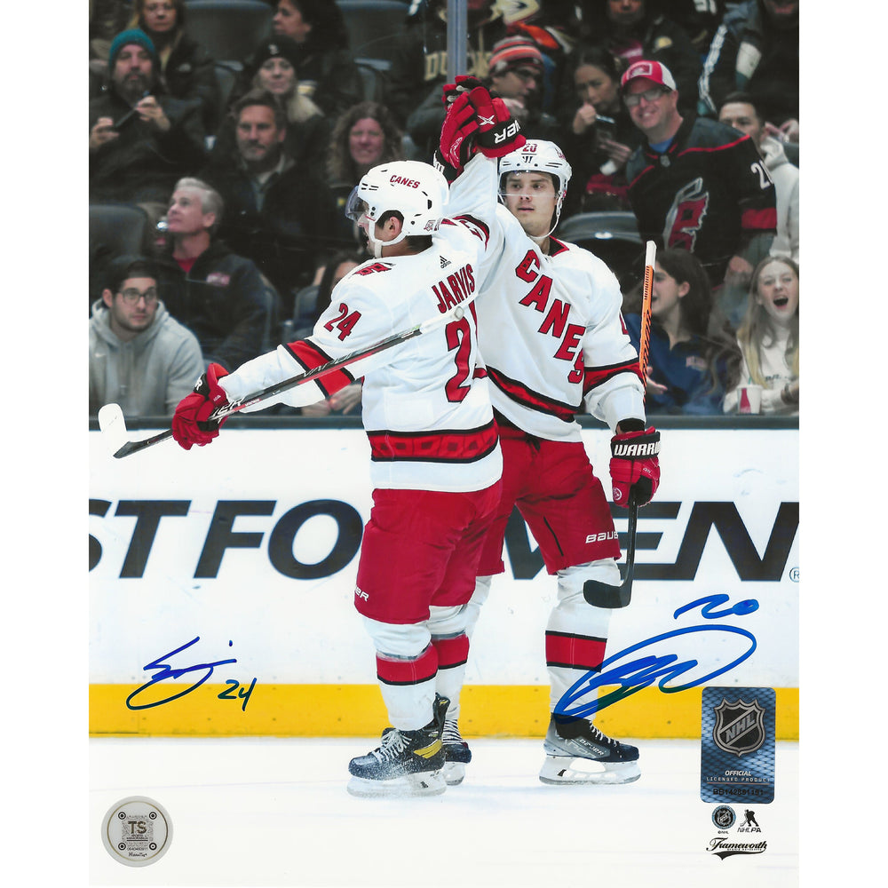Photo 8x10 de Seth Jarvis et Sebastian Aho des Hurricanes de la Caroline, dédicacée et montrant un salut poing-à-poing