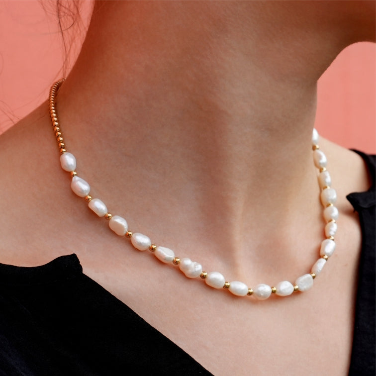 ELISA : Collier avec perles d'eau douce et chaîne à billes dorées