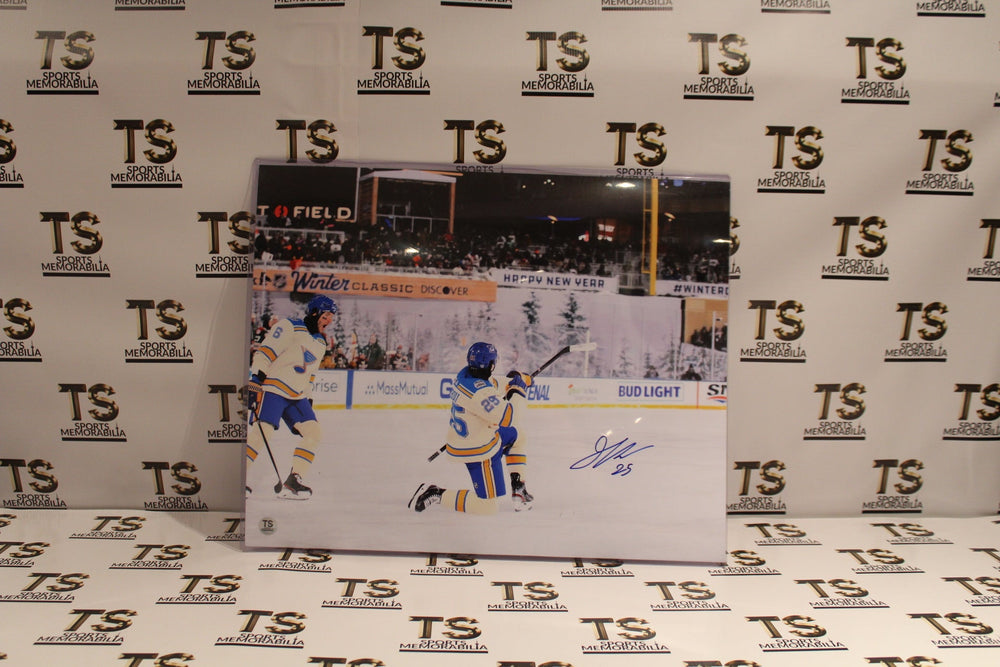 Photo 16x20 Jordan Kyrou dédicacée - Célébration de but Winter Classic 2022 des St. Louis Blues