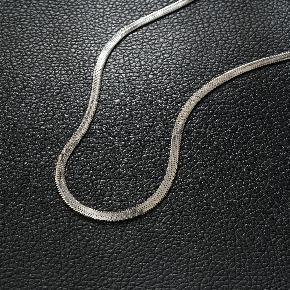 FRYDA Argenté (Or Blanc) : Collier à maille serpent texturée de largeur moyenne