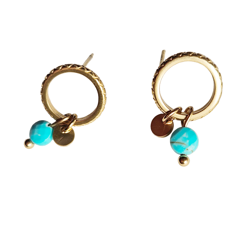 JAZMIN Turquoise-Or: Boucles d'oreilles à clous avec mini breloques