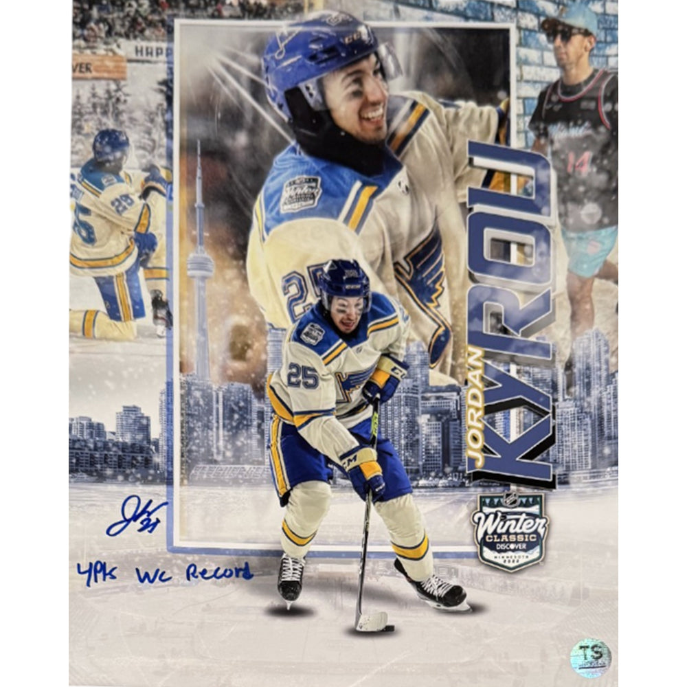 Photo de 11x14 de Jordan Kyrou dédicacée aux couleurs des Blues de St. Louis pour le Winter Classic 2022, avec l'inscription "4Pts WC Record"