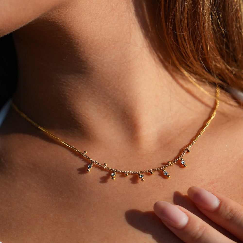 Style KALPI : Collier à chaîne en or avec zirconias et perles sphériques