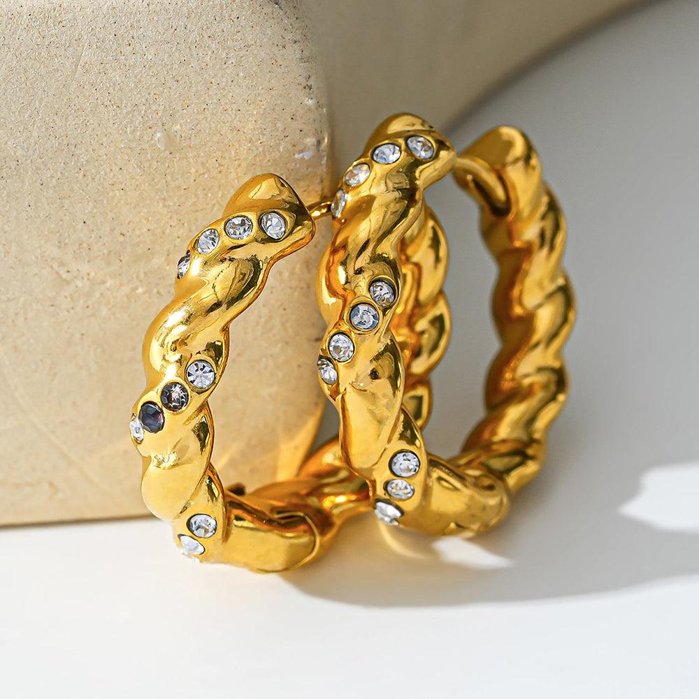 Boucles d'oreilles créoles torsadées Style KAMENZ avec ornements en zircone.