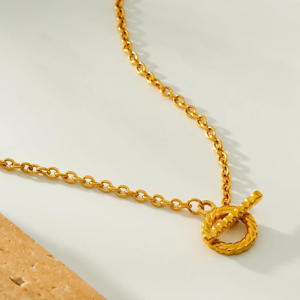 Collier KETCHIGAN Or : Chaîne Classique avec Pendentif Barre en T Texturée et Anneau